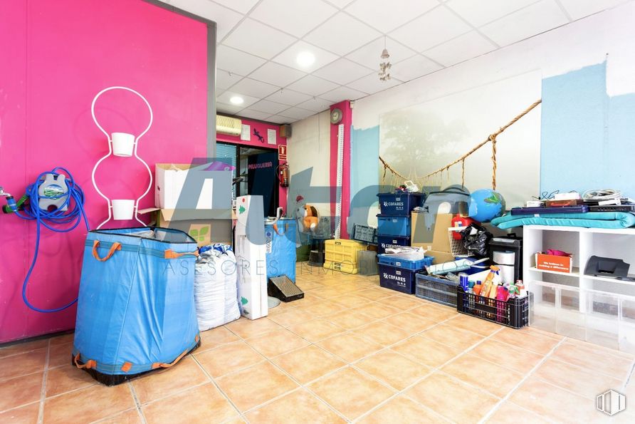 Local en venta en Calle Azabache, Carabanchel, Madrid, 28019 con equipaje y bolsos, productos envasados, producto, edificio, suelo, suelos, diseño automovilístico, gas, servicio y venta al por menor alrededor