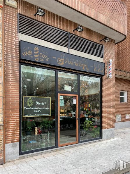 Local en venta en Avenida de la Albufera, 222, Puente de Vallecas, Madrid, 28038 con edificio, puerta, planta, ladrillo, accesorio, albañilería, sombra, fachada, material de construcción y vidrio alrededor