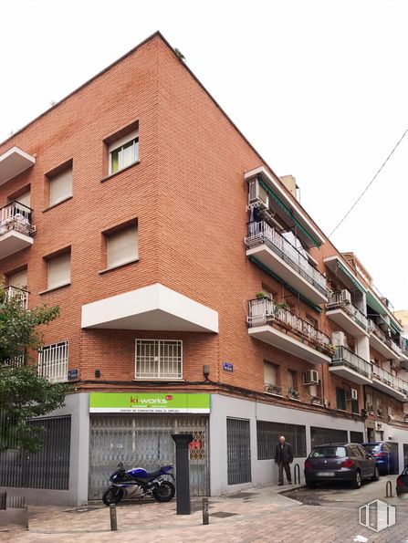 Local en venta en Calle Oviedo, Tetuán, Madrid, 28020 con ventana, marrón, tiempo de día, propiedad, edificio, accesorio, arquitectura, diseño urbano, material de construcción y madera alrededor