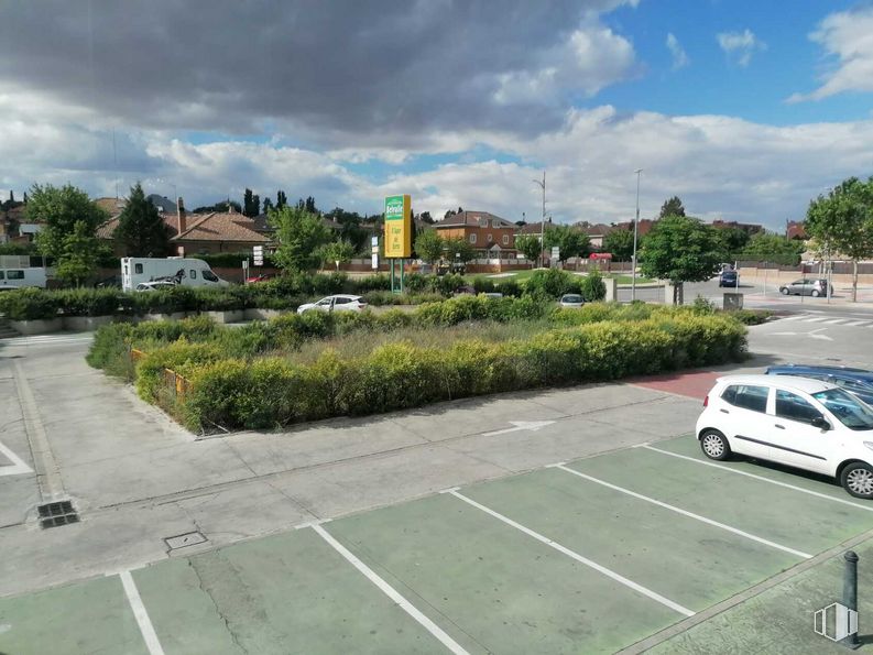 Oficina en alquiler en Calle Pinar, Meco, Madrid, 28880 con coche, nube, planta, cielo, vehículo, vehículo de motor, neumático, infraestructura, rueda y árbol alrededor