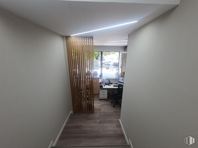 Local en venta en Zona Moratalaz, Moratalaz, Madrid, 28030 con puerta, lámpara, alumbrado, edificio, accesorio, madera, suelos, suelo, madera dura y casa alrededor