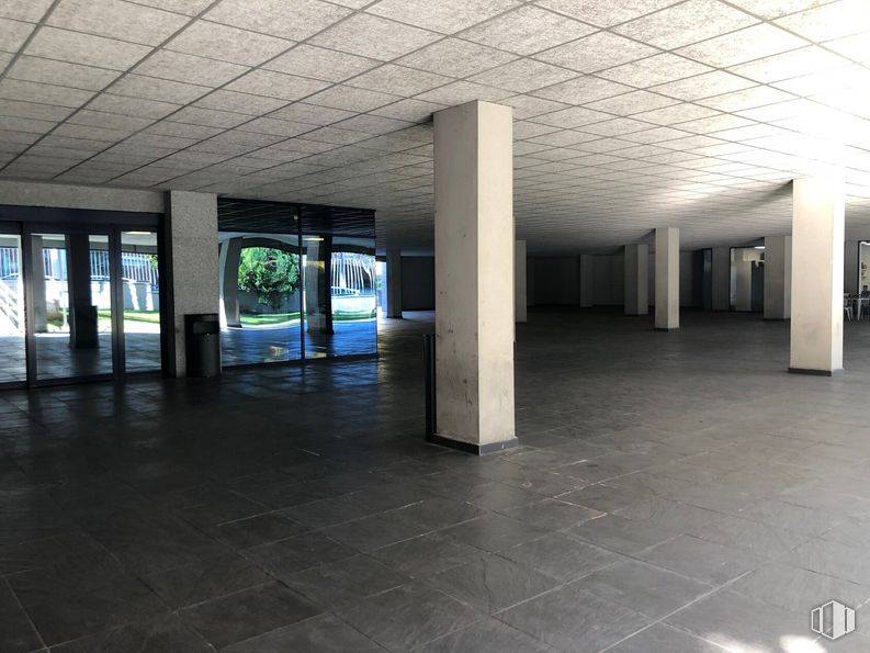 Oficina en alquiler y venta en Calle Valle de Alcudia, Las Rozas de Madrid, Madrid, 28230 con piso, planta, diseño de interiores, planta de interior, suelo, pared, accesorio, edificio, suelo de baldosas y pasillo alrededor