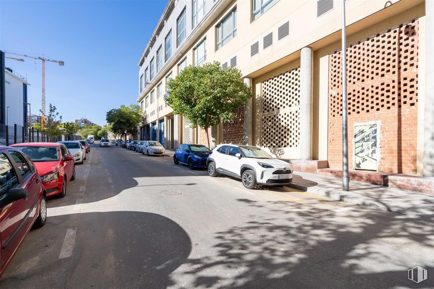 Oficina en venta en Calle Alfonso Gómez, 17, San Blas - Canillejas, Madrid, 28037 con coche, ventana, neumático, rueda, planta, edificio, vehículo, cielo, infraestructura y superficie de la carretera alrededor