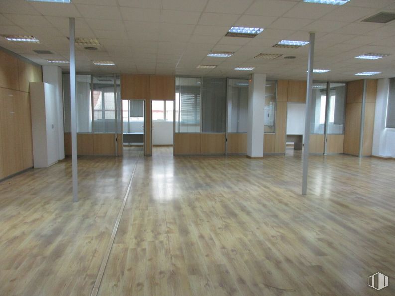 Office for rent at Calle Nestares, 20, Arganzuela, Madrid, 28045 with fixture, wood, hall, building, floor, flooring, material property, building material, ceiling and door around