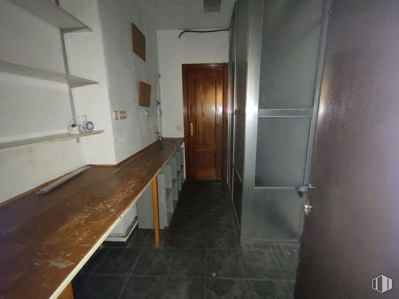 Retail for rent at Barrio Santa María de Benquerencia, Toledo, 45007 with countertop, door, fixture, wood, house, flooring, floor, window, building and hall around