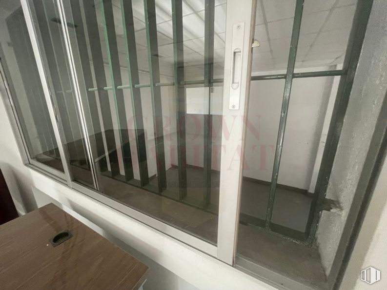 Nave en alquiler en Calle Moraleja de Enmedio, 10, Móstoles, Madrid, 28938 con mesa, edificio, madera, accesorio, piso, suelo, casa, exterior automotriz, ventana y puerta alrededor