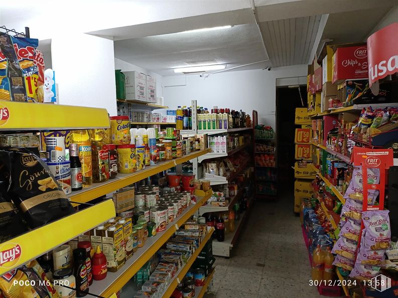 Local en venta en Avenida Nuevo Versalles, 201, Fuenlabrada, Madrid, 28942 con estante, estantería, venta al por menor, tienda, almacenamiento de alimentos, supermercado, comida, tienda de comestibles, envasado y etiquetado y comida precocinada alrededor