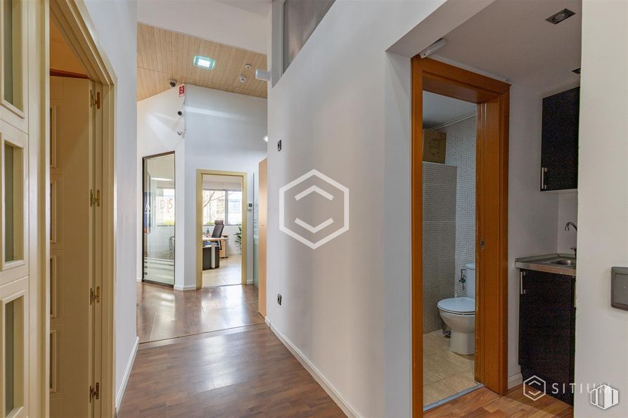 Oficina en alquiler y venta en Avenida Industria, 37, Tres Cantos, Madrid, 28760 con inodoro, puerta, edificio, accesorio, madera, hall, casa, interiorismo, suelo y suelos alrededor