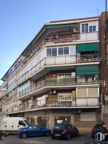 Local en venta en Calle Hermanas Alonso Barceló, Carabanchel, Madrid, 28025 con coche, edificio, camioneta, neumático, rueda, cielo, vehículo, ventana, azul y diseño urbano alrededor