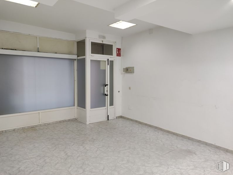 Retail for rent at Plaza Monte Ciruelo, 3, Rivas-Vaciamadrid, Madrid, 28529 with building, fixture, hall, flooring, floor, ceiling, plaster, glass, concrete and door around