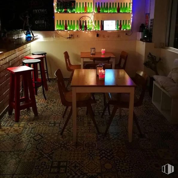 Local en alquiler en Ronda Segovia, Arganzuela, Madrid, 28005 con taburete, silla, mesa de cocina y comedor, mesa, botella, vajilla, mueble, botella de vidrio, bebida alcohólica y barware alrededor