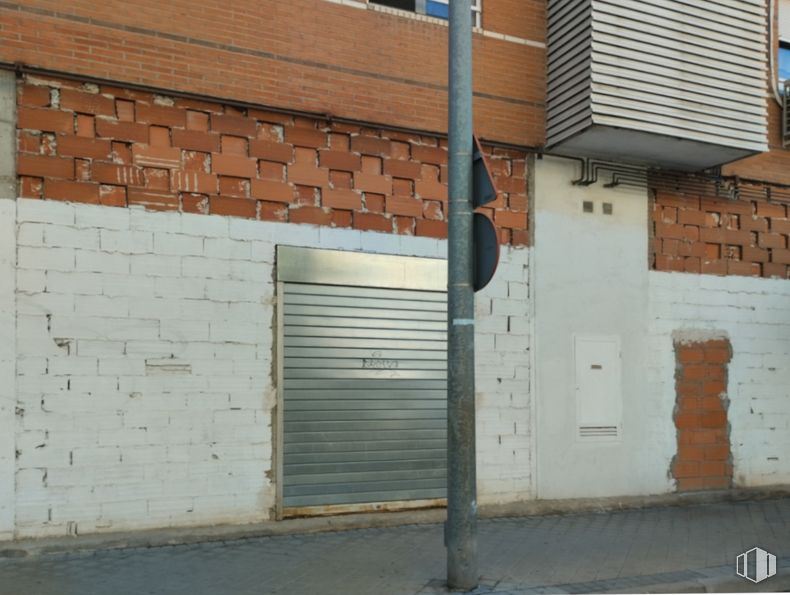 Local en alquiler y venta en Avenida Fresnos, 25 , Torrejón de Ardoz, Madrid, 28850 con persiana de la ventana, edificio, madera, superficie de la carretera, albañilería, ladrillo, accesorio, asfalto, material de construcción y material compuesto alrededor