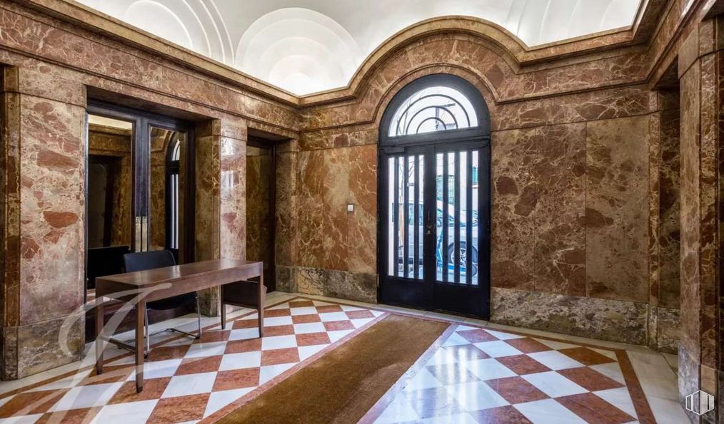 Oficina en venta en Calle Monte Esquinza, Chamberí, Madrid, 28010 con puerta, mesa, propiedad, ventana, hall, madera, sofá, interiorismo, suelos y suelo alrededor