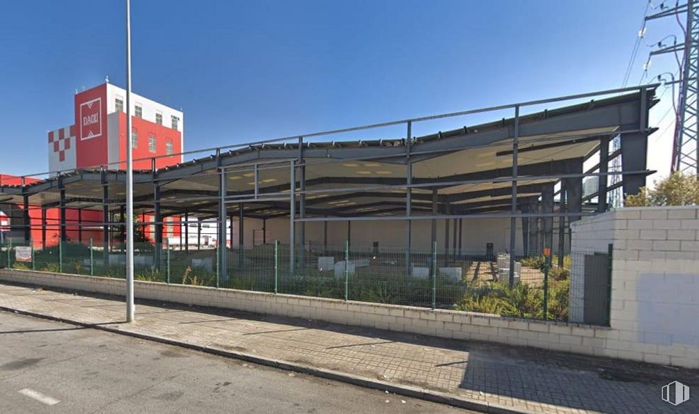 Industrial for sale at Calle Francisco Medina Mendoza, 17, Cabanillas del Campo, Guadalajara, 19171 with building, sky, plant, asphalt, shade, road surface, residential area, facade, gas and electricity around