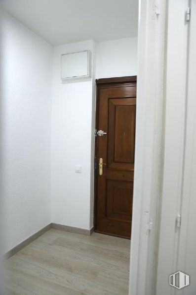 Oficina en venta en Zona Rubén Darío, Chamberí, Madrid, 28010 con puerta, cerrojo muerto, accesorio, asa, madera, puerta de casa, tinte para madera, suelos, suelo y edificio alrededor