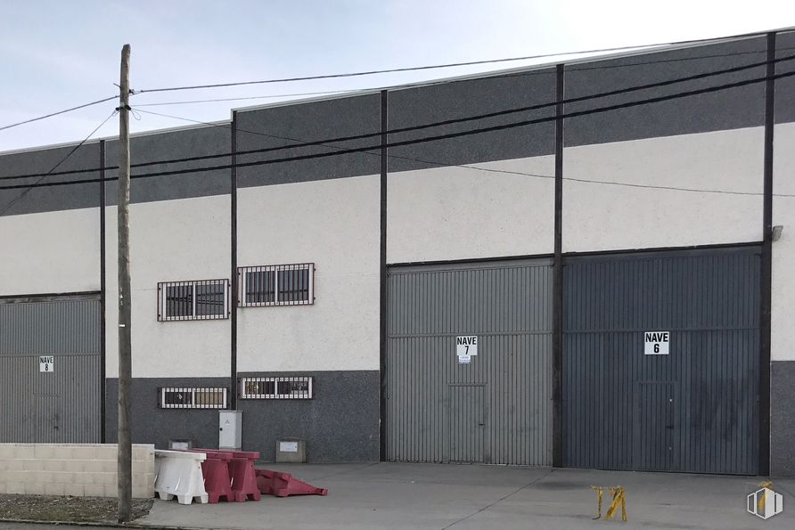 Industrial for sale at Calle Velázquez, 36, Huecas, Toledo, 45511 with door, building, furniture, sky, fixture, grey, automotive tire, asphalt, wall and commercial building around