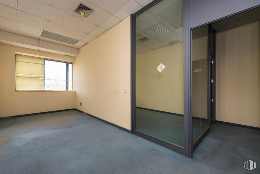 Oficina en venta en Calle Almazara, Tres Cantos, Madrid, 28760 con ventana, accesorio, suelo, edificio, hall, suelos, madera, puerta, sombra y techo alrededor