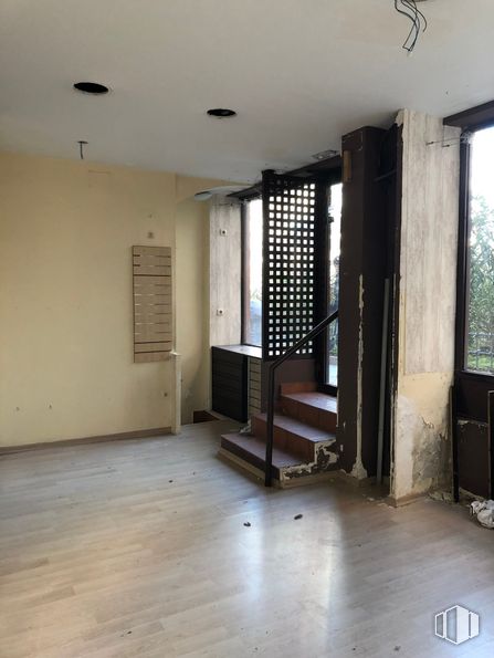 Local en alquiler en Barrio del Pilar, Fuencarral - El Pardo, Madrid, 28029 con accesorio, edificio, madera, ventana, sombra, pavimentos, pasillo, madera, material compuesto y techo alrededor