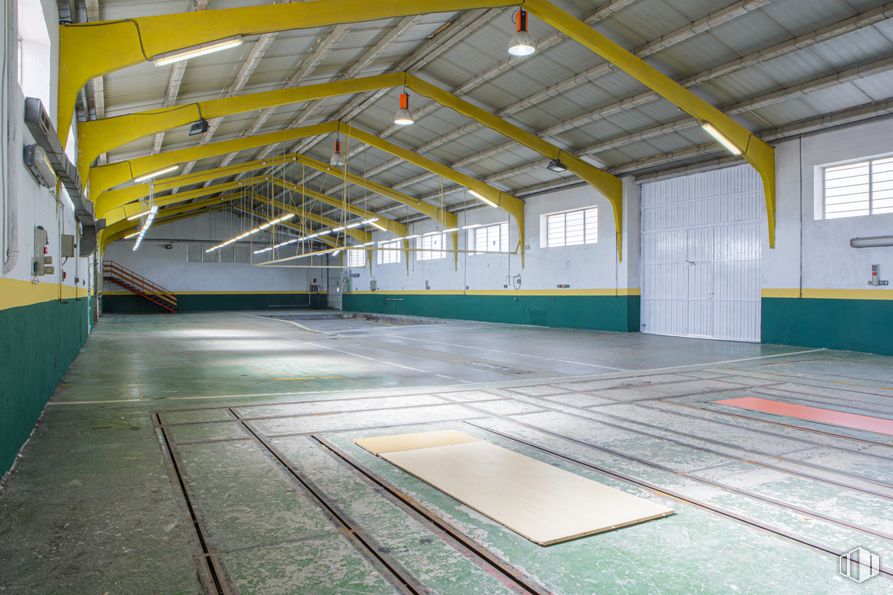 Industrial for sale & for rent at Calle Río Esla, Ávila, 05004 with door, window, flooring, floor, wood, ceiling, hall, composite material, sports venue and beam around