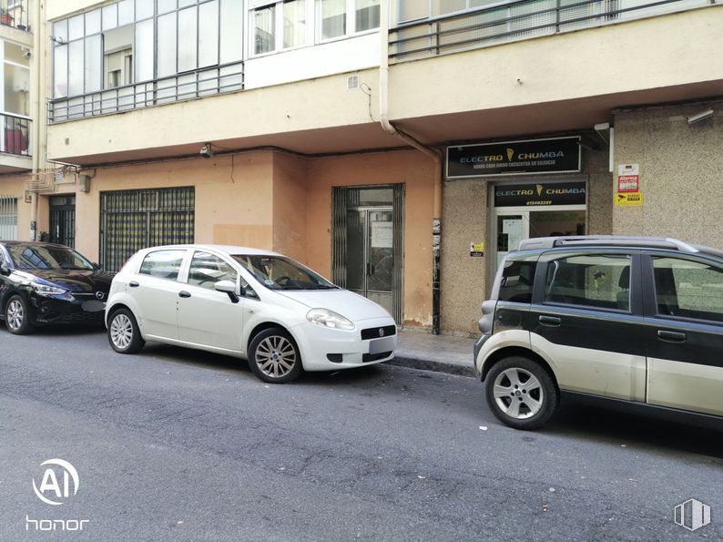 Retail for sale at Zona Sur, Ávila, 05003 with car, tire, wheel, land vehicle, vehicle, mode of transport, automotive lighting, motor vehicle, window and automotive exterior around