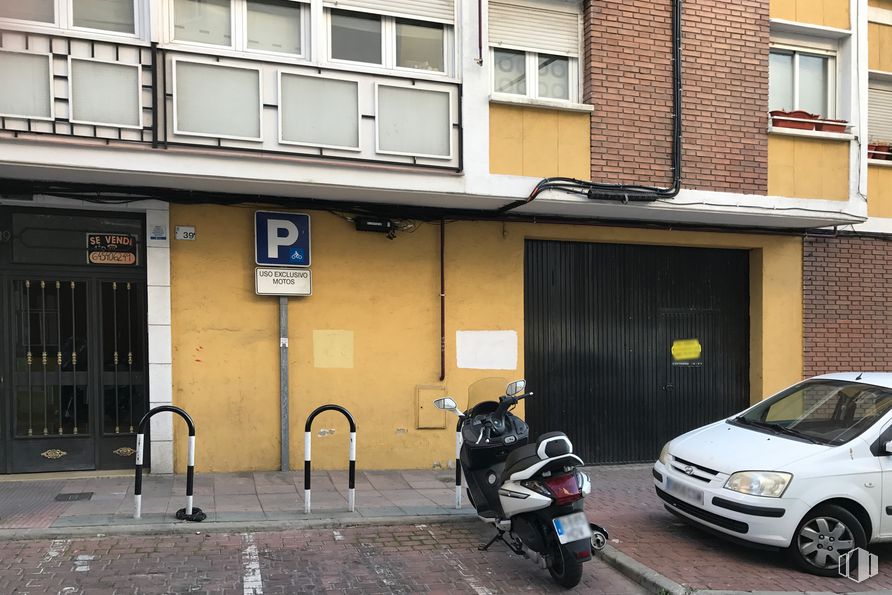 Retail for sale at Zona Bulevar, Alcobendas, Madrid, 28100 with wheel, car, motorcycle, window, building, tire, automotive parking light, land vehicle, vehicle and property around