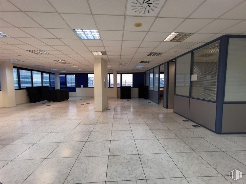 Oficina en alquiler en Calle Cronos, San Blas - Canillejas, Madrid, 28037 con lámpara, ventana, alumbrado, edificio, accesorio, interiorismo, hall, suelos, suelo y techo alrededor