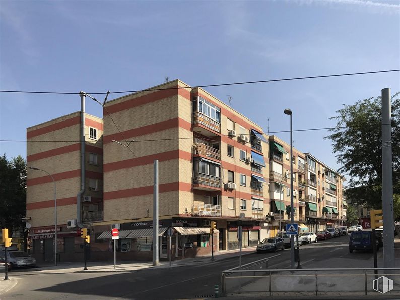 Local en venta en Calle Fernando III El Santo, Parla, Madrid, 28980 con edificio, cielo, luz de la calle, ventana, nube, árbol, diseño urbano, barrio, zona residencial y fachada alrededor