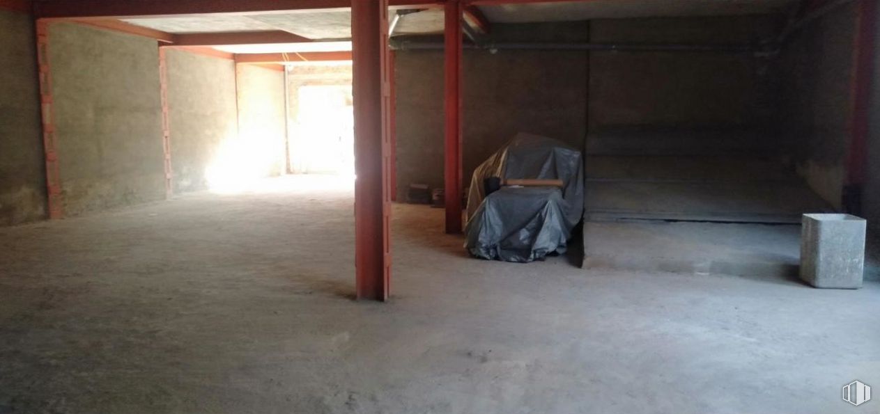 Retail for sale & for rent at Calle San Alfonso Rodríguez, Segovia, 40001 with luggage & bags, wood, floor, flooring, tints and shades, gas, house, concrete, shade and room around