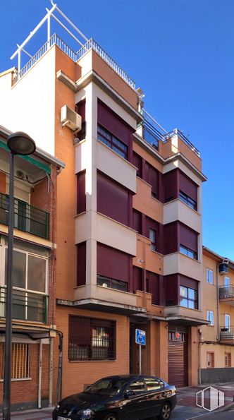 Local en alquiler en Calle Fuenlabrada, 46, Getafe, Madrid, 28901 con coche, edificio, ventana, cielo, bloque de torre, condominio, diseño urbano, rueda, propiedad material y bienes raíces alrededor