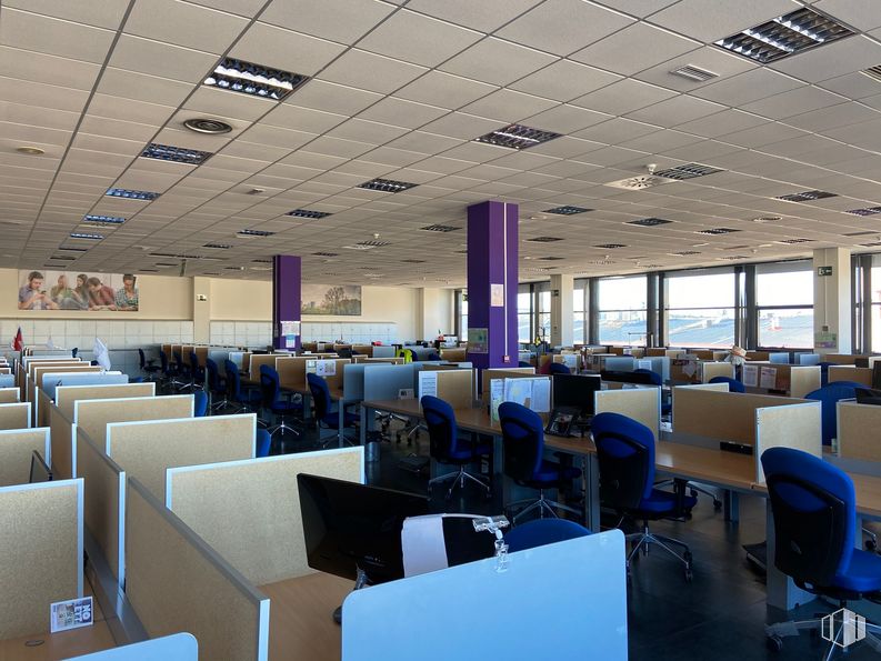 Oficina en alquiler en Edificio Abeto, Avenida Industria, 51, Alcobendas, Madrid, 28100 con silla, monitor de computadora, mueble, mesa, escritorio, diseño de interiores, periférico, piso, ingenieria y techo alrededor