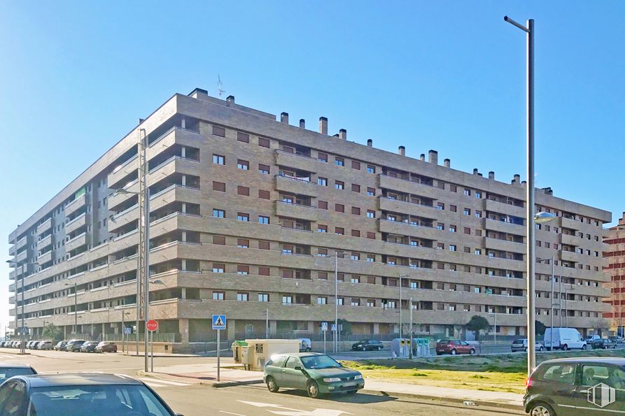 Local en alquiler en Calle Sorolla, 7, Seseña, Toledo, 45223 con coche, edificio, cielo, neumático, rueda, vehículo terrestre, vehículo, propiedad, luz de la calle y ventana alrededor