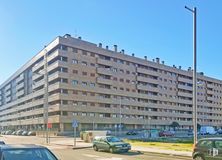 Retail for rent at Calle Sorolla, 7, Seseña, Toledo, 45223 with car, building, sky, tire, wheel, land vehicle, vehicle, property, street light and window around