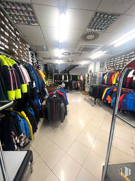 Local en venta en Calle Bravo Murillo, Tetuán, Madrid, 28020 con bolsa, equipaje y bolsos, diseño automovilístico, suelo, vehículo, venta al por menor, neumático de automoción, edificio, suelos y ropa deportiva alrededor