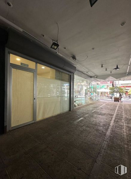 Retail for sale & for rent at Calle Carretería, Cuenca, 16002 with door, interior design, floor, flooring, shade, ceiling, tints and shades, road surface, glass and city around