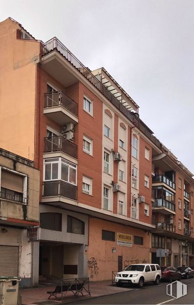 Local en alquiler y venta en Calle Olivares, 7, Talavera de la Reina, Toledo, 45600 con coche, edificio, cielo, neumático, rueda, ventana, vehículo, infraestructura, bloque de torre y condominio alrededor