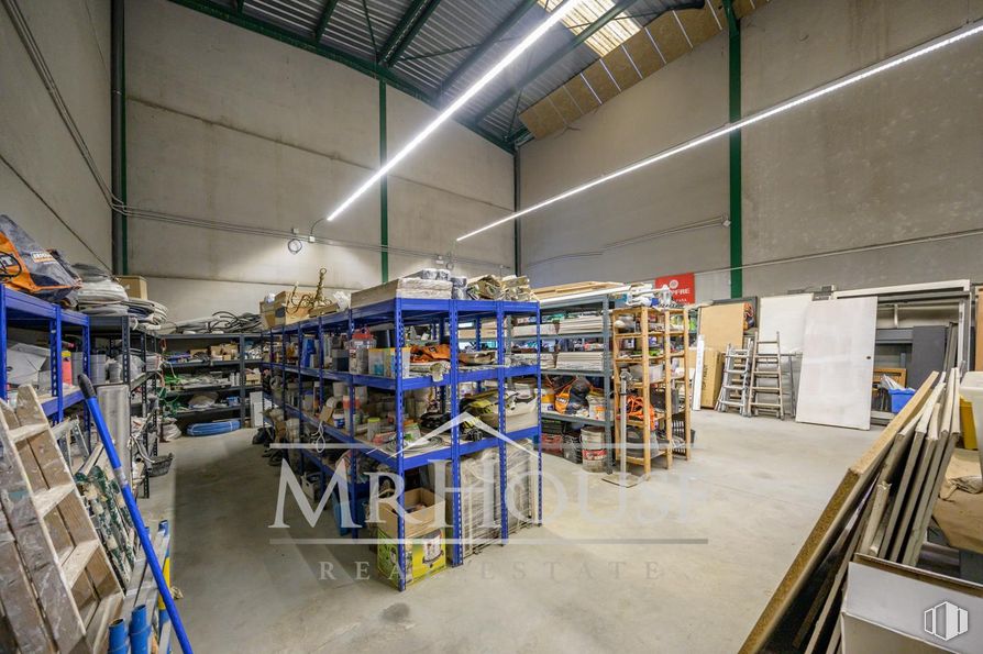 Industrial for sale at Calle Costa del Sol, Yuncos, Toledo, 45210 with furniture, shelving, shelf, warehouse, retail, machine, metal, engineering, industry and factory around