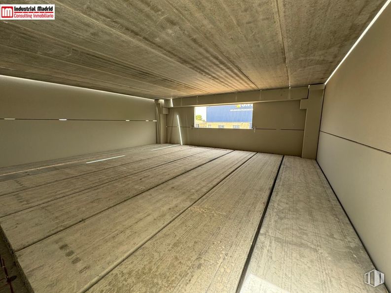 Industrial for sale at Polígono Industrial Finanzauto, Arganda del Rey, Madrid, 28500 with wood, floor, flooring, composite material, ceiling, tints and shades, road, symmetry, space and concrete around