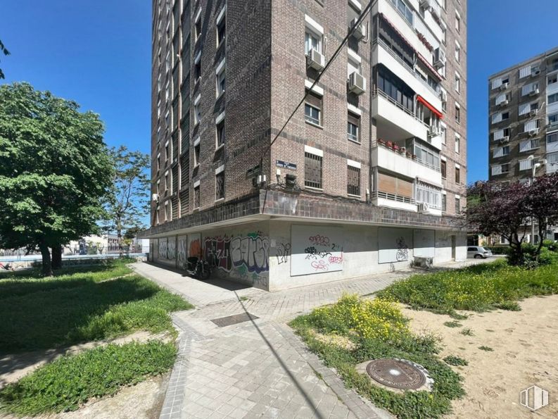 Retail for sale at Calle Arroyo Fontarrón, Moratalaz, Madrid, 28030 with building, plant, property, window, tree, urban design, tower block, condominium, sky and neighbourhood around