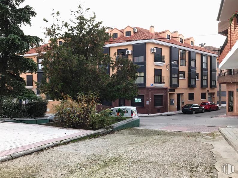 Local en alquiler en Calle Griñón, 1, Fuenlabrada, Madrid, 28944 con planta, edificio, ventana, coche, cielo, superficie de la carretera, árbol, vehículo, diseño urbano y barrio alrededor