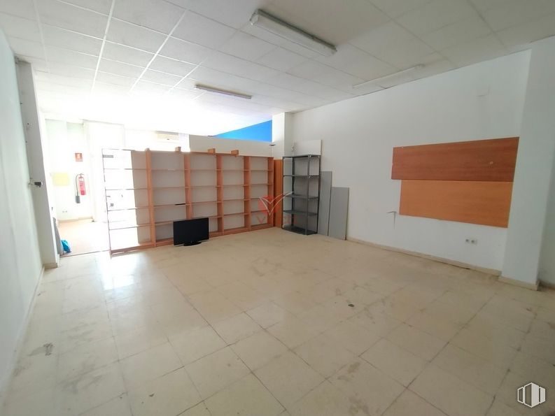 Local en alquiler en Zona Reyes Católicos, Cuenca, 16003 con estantería, mueble, lámpara, suelos, suelo, estantería, interiorismo, madera, techo y estante alrededor