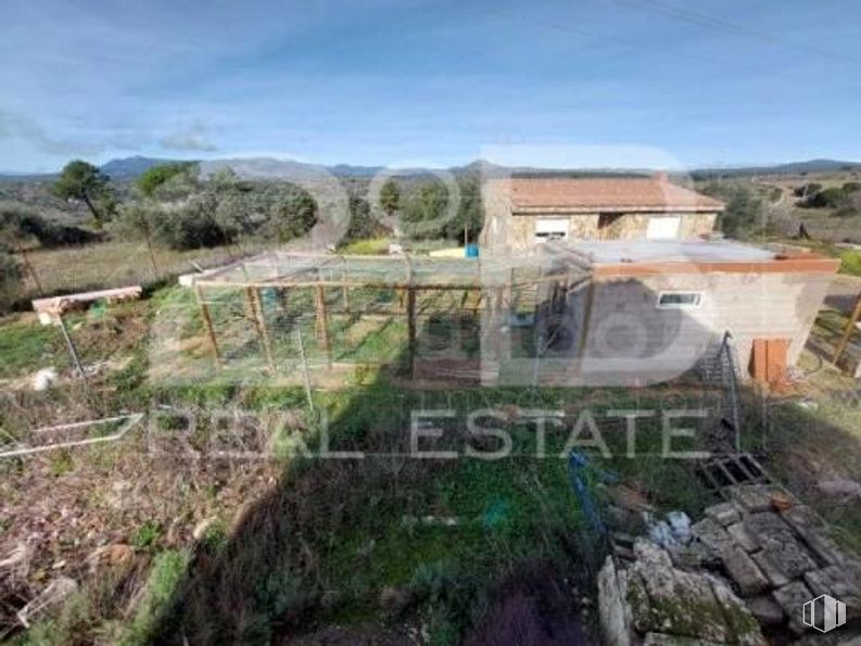 Land for sale at Casco urbano, Almorox, Toledo, 45900 with house, sky, plant, plant community, cloud, land lot, tree, landscape, geological phenomenon and slope around