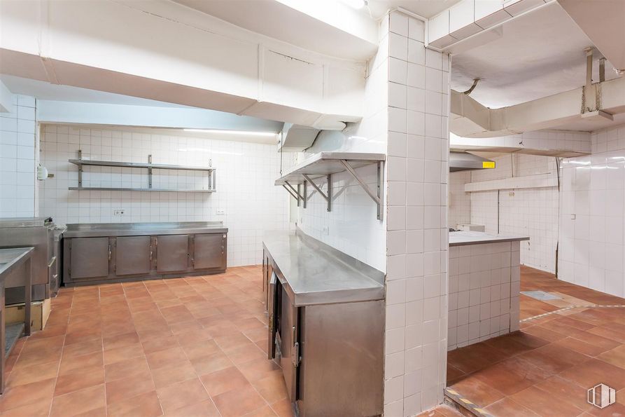 Local en venta en Calle Boltaña, 118, San Blas - Canillejas, Madrid, 28022 con encimera, ebanistería, edificio, mueble, cocina, madera, suelos, cocina, suelo y estantería alrededor