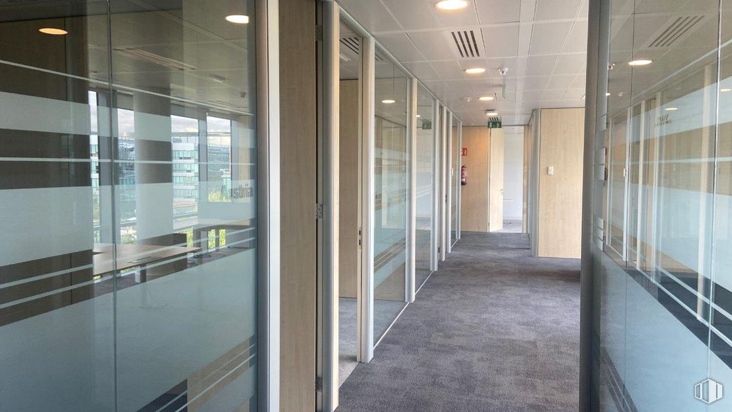 Oficina en alquiler en Kudos Innovation Campus Las Mercedes, Calle Campezo, 1, San Blas - Canillejas, Madrid, 28022 con edificio, accesorio, ventana, suelos, suelo, puerta, hall, techo, vidrio y fachada alrededor