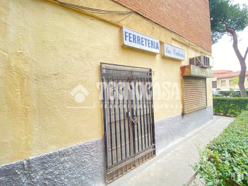 Local en venta en Zona Soto - Hospital, Móstoles, Madrid, 28935 con puerta, edificio, planta, superficie de carretera, madera, árbol, ladrillo, fachada, bienes raíces y albañilería alrededor