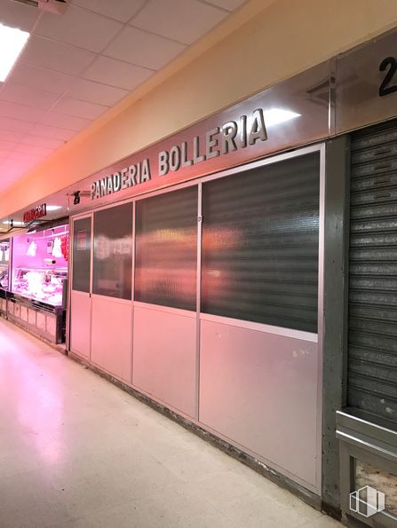 Local en alquiler y venta en Paseo del Val, 16, Alcalá de Henares, Madrid, 28804 con ebanistería, persiana de la ventana, accesorio, suelo, edificio, tintes y matices, magenta, ciudad, señalización y fuente alrededor