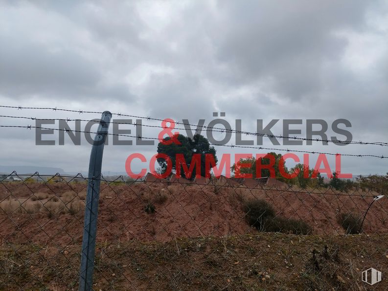 Land for sale at Avenida Cristóbal Colón, 232, Marchamalo, Guadalajara, 19180 with person, cloud, sky, ecoregion, plant, highland, font, mountainous landforms, automotive tire and landscape around