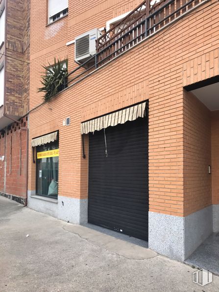 Retail for sale & for rent at Calle Real, 51, Camarena, Toledo, 45180 with door, window, building, road surface, brickwork, wood, asphalt, brick, building material and residential area around