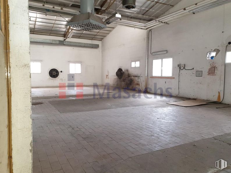 Industrial for sale at Zona industrial Las Nieves, Móstoles, Madrid, 28935 with building, architecture, fixture, floor, flooring, hall, composite material, concrete, ceiling and window around