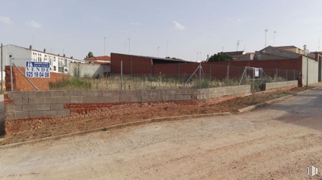 Land for sale at Calle Pérez Galdós, 14, El Toboso, Toledo, 45820 with building, sky, asphalt, slope, road surface, landscape, road, composite material, grass and brick around