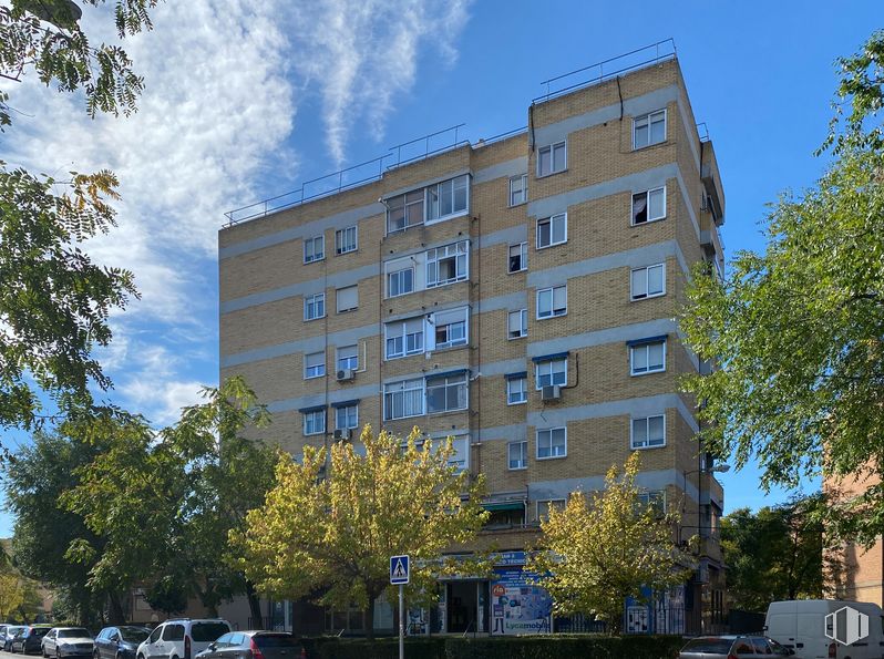 Retail for sale & for rent at Paseo Castellanos, 65, Carabanchel, Madrid, 28025 with building, sky, cloud, daytime, property, window, tree, tower block, condominium and urban design around